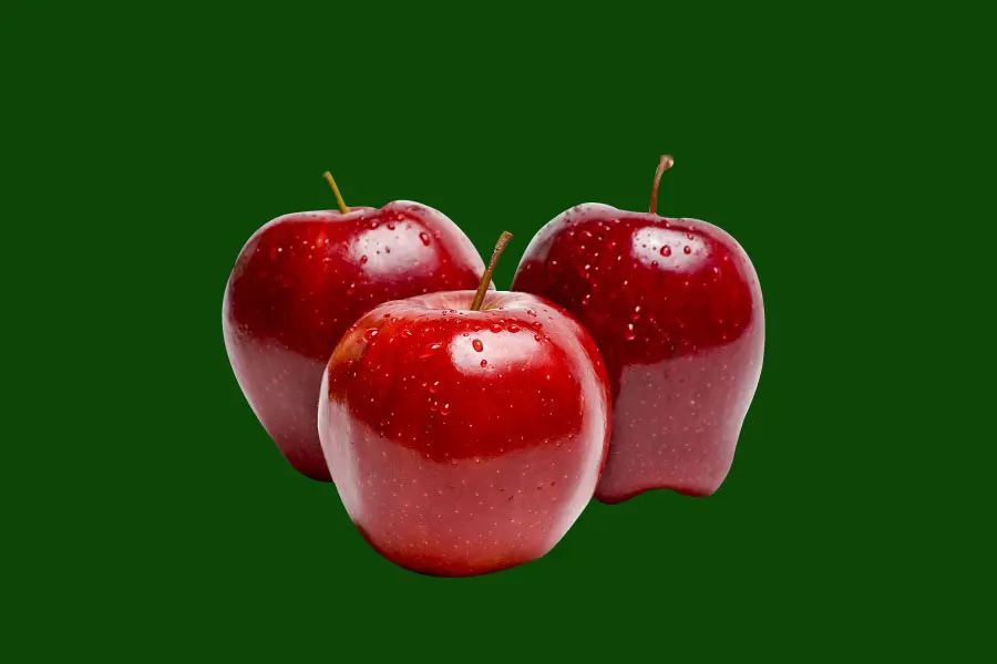 Una mela rossa scontornata su sfondo a tinta unita.